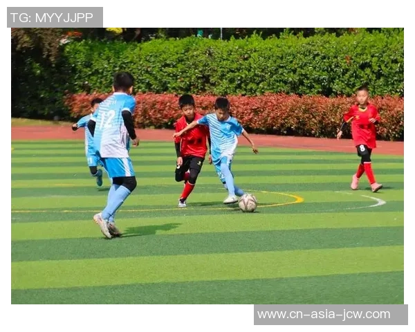 小学足球训练精彩瞬间展示,培养孩子们的团队合作与运动精神