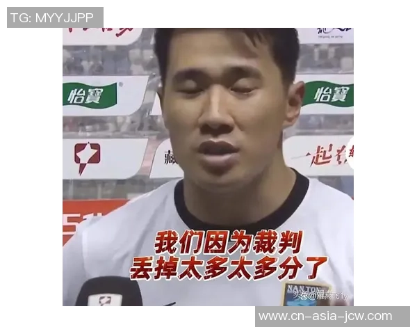 当足球意外击中裁判引发的争议与讨论
